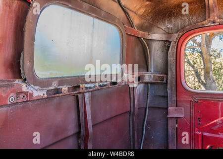 L'interno della cabina di un vecchio trascurato red serie W vecchio camion Dodge dal 1939. Questa versione è stata denominata "Table Top" con un letto piano. Foto Stock