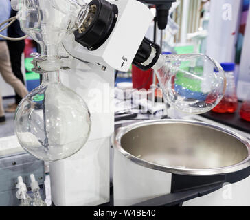 Un evaporatore rotativo in laboratorio chimico : per la rimozione di solventi da campioni Foto Stock
