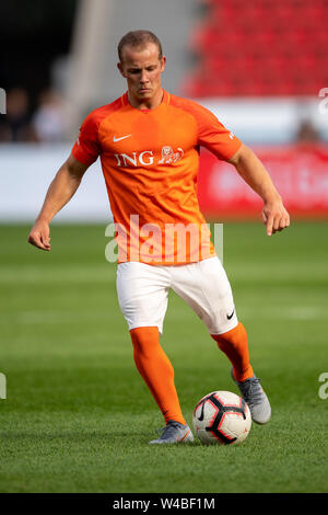 Leverkusen, Germania. 21 Luglio, 2019. Calcio: beneficio soccer game 'Champions per carità' nella BayArena. Ex ginnasta Fabian Hambüchen gioca la palla. Credito: Marius Becker/dpa/Alamy Live News Foto Stock