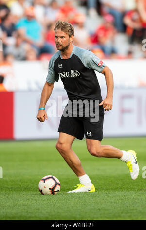 Leverkusen, Germania. 21 Luglio, 2019. Calcio: beneficio soccer game 'Champions per carità' nella BayArena. L'ex giocatore di hockey Moritz Fürste gioca la palla. Credito: Marius Becker/dpa/Alamy Live News Foto Stock