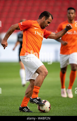 Leverkusen, Germania. 21 Luglio, 2019. Calcio: beneficio soccer game 'Champions per carità' nella BayArena. L ex calciatore Ulf Kirsten gioca la palla. Credito: Marius Becker/dpa/Alamy Live News Foto Stock