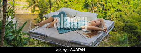 Giovane donna nel letto oltre la giungla. L'intimità con la natura banner, formato lungo Foto Stock