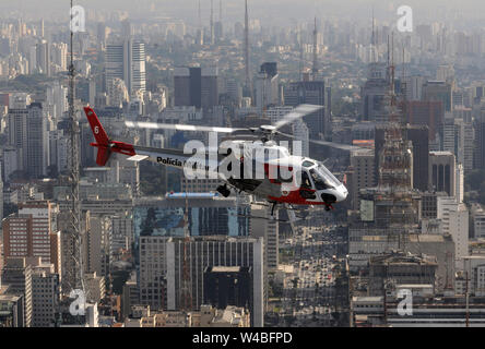 São Paulo, 20 settembre 2009. Elicottero della polizia militare di São Paulo volare sopra il centro città a Av Paulista in São Paulo, Brasile. Foto Stock