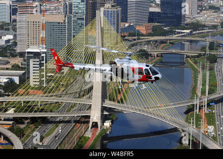 São Paulo, 20 settembre 2009. Elicottero della polizia militare di São Paulo volare sopra il centro città a Av Paulista in São Paulo, Brasile. Foto Stock