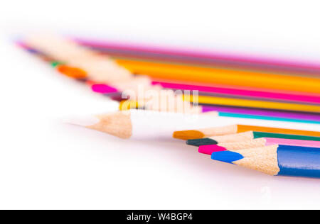 Una serie di matite colorate su sfondo bianco Foto Stock