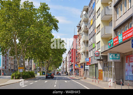 Mannheim, Germania, Luglio 2019: strada e strada laterale con le automobili e piccoli negozi nella città di Mannheim Foto Stock