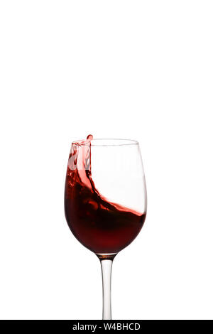 Spruzzata di vino rosso in vetro isolato su sfondo bianco. Foto Stock