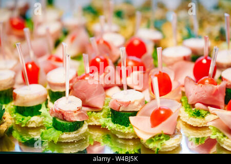 Assortimento di crostini con verdure fresche e insalata. Servizio banchetti. Foto Stock