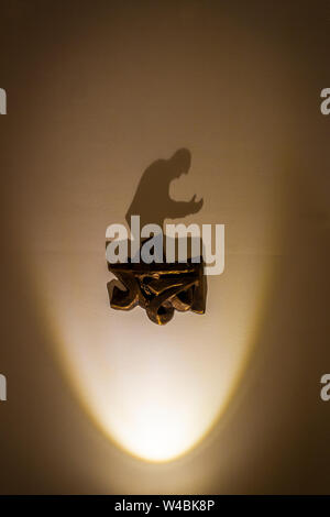 Ombra sulla parete nella forma di una preghiera araba. Foto Stock