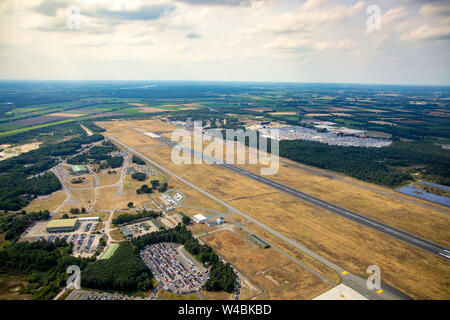 Festival Luftbild ParookaVille 2019 a Weeze aeroporto, festival di musica nel campo della musica dance elettronica in Weeze sul Basso Reno, Renania settentrionale-W Foto Stock