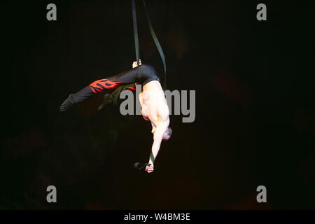 Acrobat esegue un trucco difficile nel circus. Foto Stock