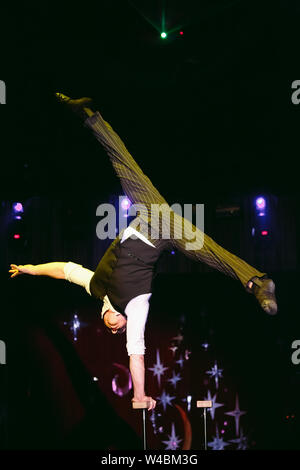 Acrobat esegue un trucco difficile nel circus. Foto Stock