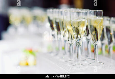 Bicchieri di champagne con il cubo del ghiaccio sulla tabella di festa Foto Stock