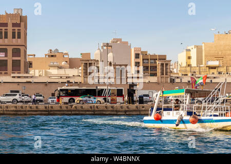 Dubai, Emirati Arabi Uniti - 1 Dicembre 2018: vista del Dubai Creek su una bella giornata, quartiere di Deira Foto Stock