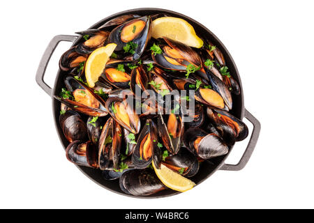 Cozze alla marinara, isolato con un tracciato di ritaglio su uno sfondo bianco. Moules mariniere cotta in padella, top shot Foto Stock