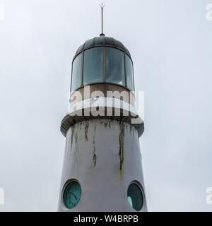 Vista in dettaglio nella parte superiore del faro Dongbaekseom vicino cliff costa su un nebbioso giorno. Haeundae-gu, Busan, Corea del Sud. Asia. Foto Stock