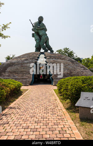 Statua di fratelli all'interno del Monumento ai Caduti in Guerra di Corea per la riunificazione pacifica. Yongsan, Seoul, Corea del Sud, Asia. Foto Stock