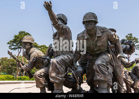 Dettagli del monumento con scontri militari azienda per la riunificazione pacifica nel memoriale di guerra di Corea. Yongsan, Seoul, Corea del Sud, Asia. Foto Stock