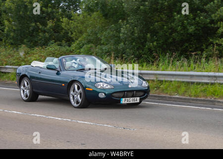 2002 verdi Jaguar XKR Auto; Tram domenica 2019; un festival dei trasporti svoltasi nella cittadina balneare di Fleetwood, nel Lancashire, Regno Unito Foto Stock