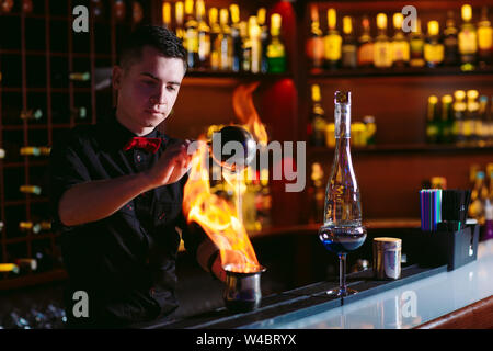 Barista rende cocktail a caldo in un ristorante bar. Foto Stock