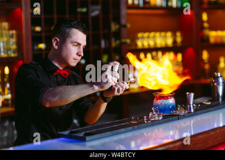 Barista rende cocktail a caldo in un ristorante bar. Foto Stock