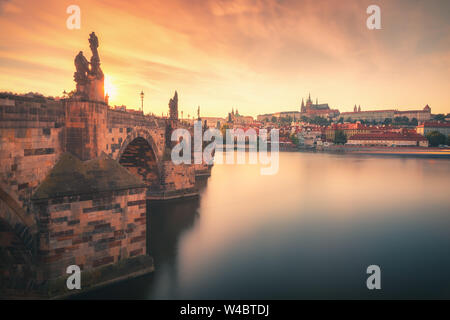 Vista tramonto su Ponte Carlo (Karlov la maggior parte), il fiume Moldava e sul Castello di Praga in estate a Praga, la capitale della Repubblica ceca Foto Stock