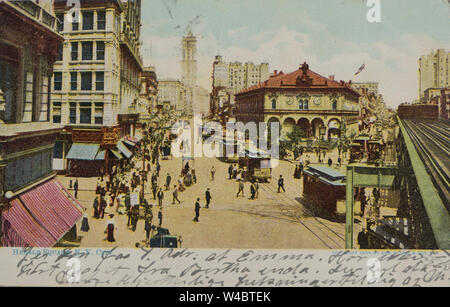 Cartolina vintage di Herald Square Manhattan a New York City. ca 1907, del traffico di pedoni e tram Foto Stock