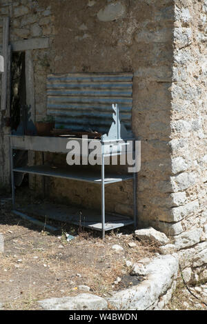 Corfù PALIÀ PERITHIA questa è una foto di quello che sembra essere un vecchio banco da lavoro.situato in un sito storico Foto Stock