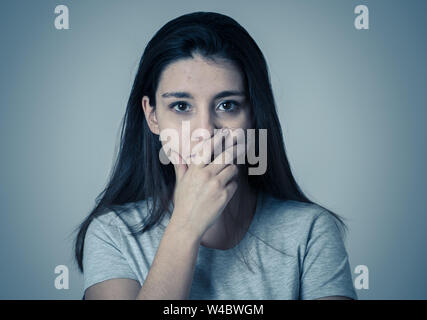 Close up della giovane donna triste, seri e interessati, guardando preoccupato riflessivo e sensazione di dolore audizione cattive notizie. Studio shot con copia spazio. In fa Foto Stock