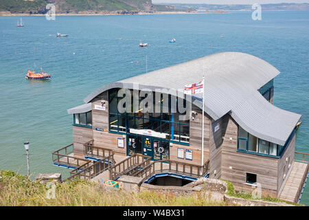 Il RNLI scialuppa di salvataggio dalla stazione di Welsh città costiera di Tenby, Pembrokeshire, Wales, Regno Unito Foto Stock