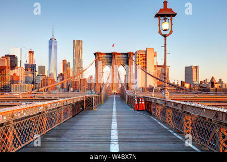 New York City Ponte di Brooklyn a Manhattan closeup con grattacieli e dello skyline della città oltre il fiume Hudson. Foto Stock