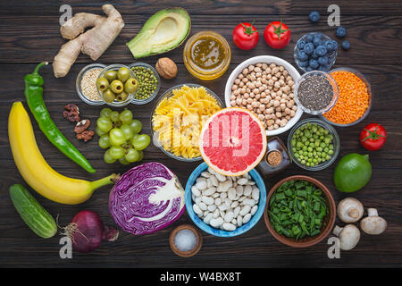 Cibo sano. Proteine, vitamine e antiossidanti in alimenti vegetali. Puro alimenti biologici, ricco di sostanze salutari e oligoelementi. Foto Stock