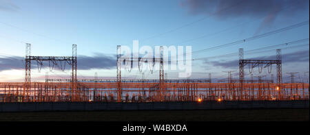 Sottostazione di distribuzione stagliano contro il Cielo di tramonto ,sfondo di elettricità Foto Stock
