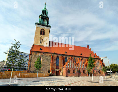 Alexanderplatz davanti la chiesa di Santa Maria, Berlino Foto Stock