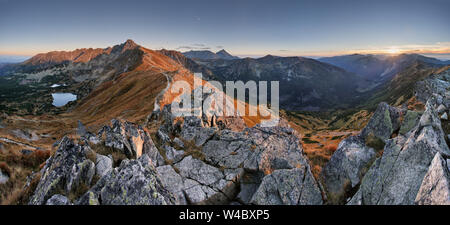 Mountain panorama al tramonto dalla vetta - Polonia Tatra Foto Stock