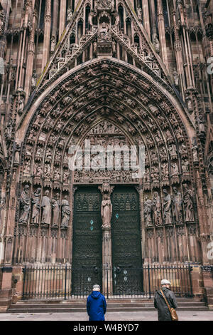 Strasburgo, Francia - 26 luglio 2017. L'ingresso al grand nella cattedrale di Strasburgo, il principale punto di riferimento religioso della città. Le numerose sculture Foto Stock