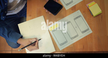 Interfaccia utente maschio graphic designer drawing template, mani dell'uomo close up Foto Stock