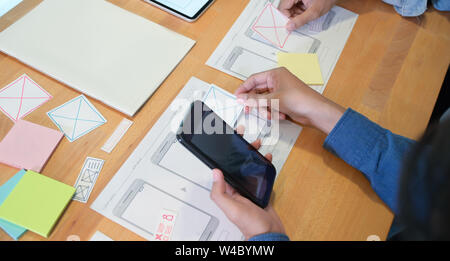 Close-up di giovane maschio UI UX designer la mano a lavorare sul loro progetto Foto Stock