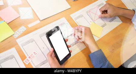 Vista ravvicinata di successo web designer che lavorano su interfaccia utente progetto nella moderna sala per ufficio Foto Stock