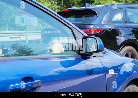 Autostrada A1, gambe femmina (gambe, piedi, piedi) sul cruscotto airbag (dash, quadro della strumentazione), autostrada, traffico, Luglio 6, 2019. (CTK foto/Libor Sojka) Foto Stock