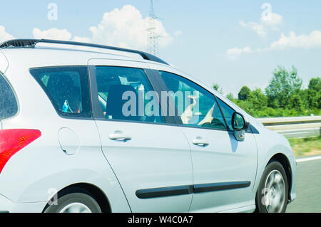 Autostrada A1, gambe femmina (gambe, piedi, piedi) sul cruscotto airbag (dash, quadro della strumentazione), autostrada, Luglio 6, 2019. (CTK foto/Libor Sojka) Foto Stock