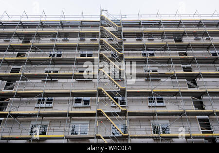 Laatzen, Germania. 22 Luglio, 2019. Ponteggio è eretta su un edificio di nuova costruzione nella regione di Hannover. Secondo uno studio, troppo pochi appartamenti sono costruiti in alcuni agglomerati in Bassa Sassonia. In altre città in Bassa Sassonia, troppo, alloggiamento è diventando scarse. Nella regione di Hannover, per esempio, solo il 59 percento degli appartamenti che sarebbero state necessarie sono state costruite. Credito: Julian Stratenschulte/dpa/Alamy Live News Foto Stock