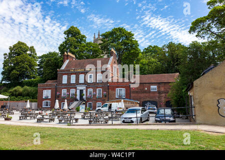 Il comando House pub sul fiume davanti a Chatham, originariamente ammassatori Casa per pistola di Chatham Wharf al di sotto di St Mary Church, Kent, Regno Unito Foto Stock