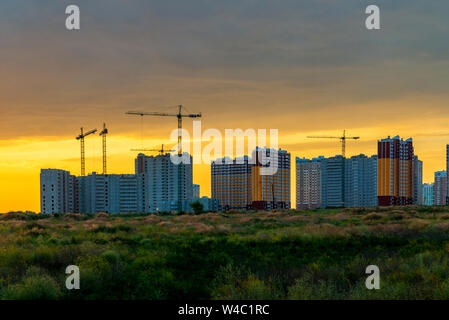 Sito in costruzione di appartamento casa sul tramonto. Foto Stock