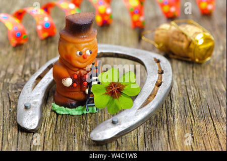 Ferro di cavallo e a foglia di trifoglio come talismano Foto Stock