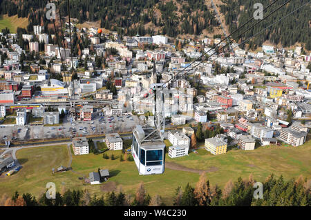 Alpi svizzere: la funivia per il Jakobshorn sopra la città di Davos nel cantone dei Grigioni Foto Stock