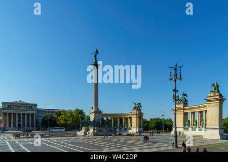 Budapest, Ungheria - Luglio 04, 2019: Piazza degli Eroi con Millenium Memorial e il cavaliere Memorial è una delle piazze principali di Budapest. Foto Stock
