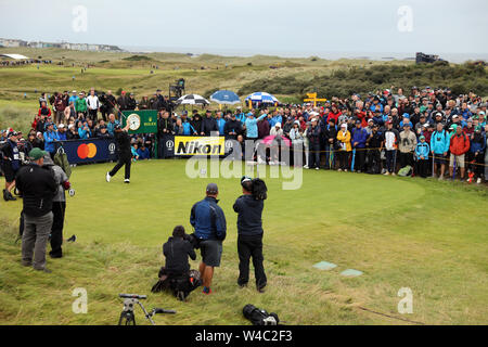 Royal Portrush, UK. 21 Luglio, 2019. Irlandese Shane Lowry colpisce il suo tee-shot al quarto foro durante il quarto round della 148th British Open Championship al Royal Portrush Golf Club nella contea di Antrim, Irlanda del Nord, il 21 luglio 2019. Credito: Aflo Co. Ltd./Alamy Live News Foto Stock