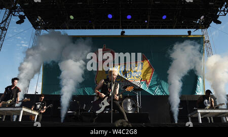 In California, Stati Uniti d'America. 21 Luglio, 2019. Somma 41 - Deryck Whibley, Dave Baksh, Jason McCaslin e Tom Thacker eseguire durante il Vans warped tour XXV Anniversario su luglio 21, 2019 a Mountain View, California. Credito: MediaPunch Inc/Alamy Live News Foto Stock