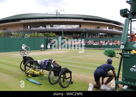 (L a R) Andy Lapthorne della Gran Bretagna e Dylan Alcott di Australia sul loro modo di vincere la sedia a rotelle quad raddoppia i campionati di tennis a Wimbledon 2019 Foto Stock
